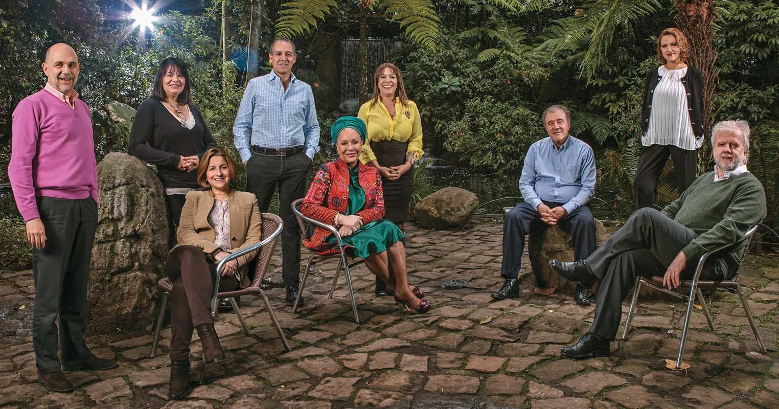 De pie (de izquierda a derecha): Ricardo Santamaría - director de reconciliación colombia, María Camila Moreno - directora en colombia del centro internacional para la justicia transicional, Álvaro Jiménez - coordinador nacional de la campaña colombiana contra minas, Marina Gallego - coordinadora nacional de la ruta pacífica de las mujeres, Jineth Bedoya - periodista. sentados: María Victoria Llorente - directora de ideas para la paz, Piedad Córdoba - miembro de colombianos y colombianas por la paz, Alejo Vargas - director del centro de pensamiento y seguimiento al diálogo de paz de la universidad nacional, Rodrigo Uprimny - investigador de de justicia.