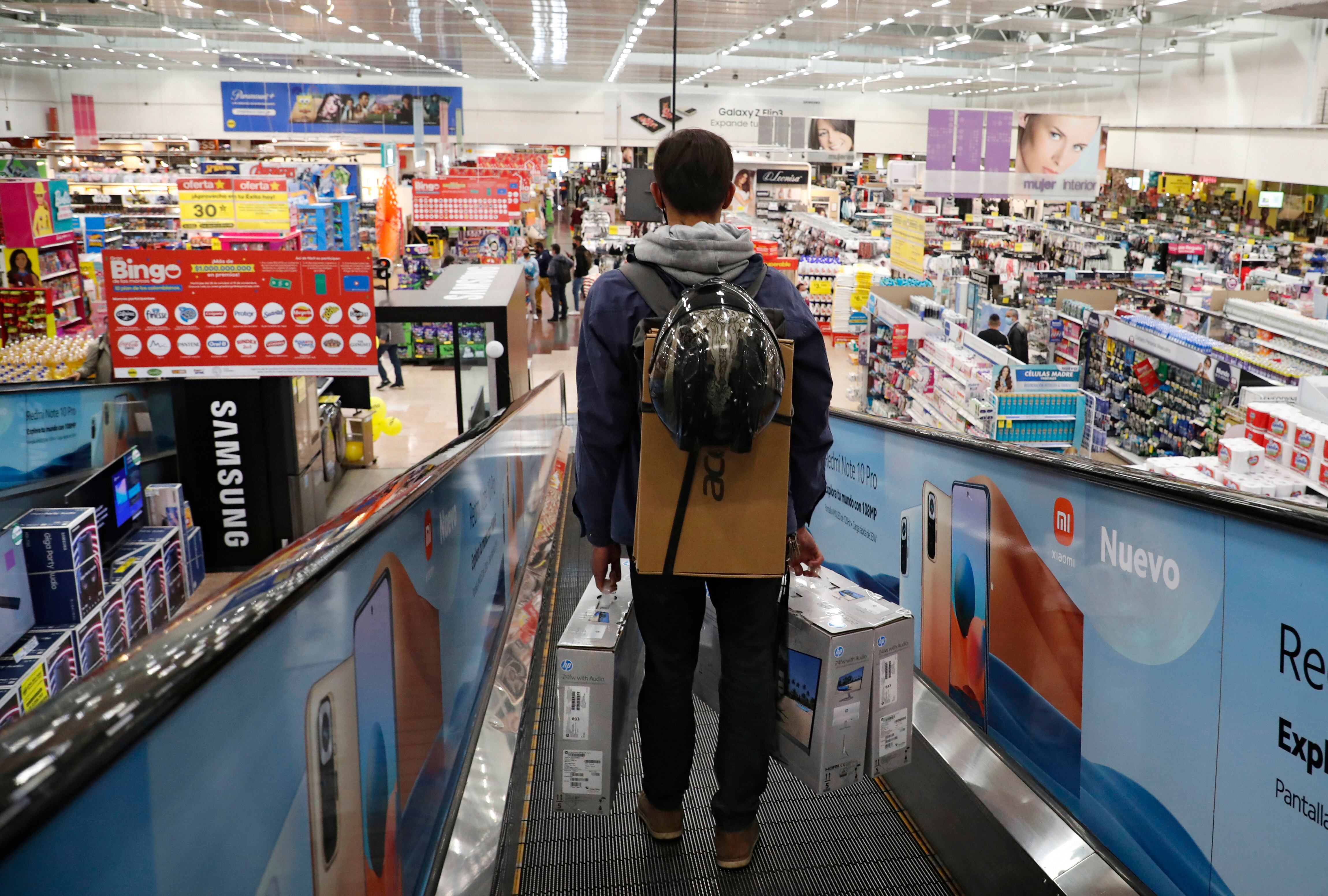 Primera jornada de descuento del IVA a varios productos programada por el Gobierno como una forma de reactivar el comercio, que fue golpeado por la pandemia.
Bogotá octubre 28 del 2021
Foto Guillermo Torres Reina / Semana