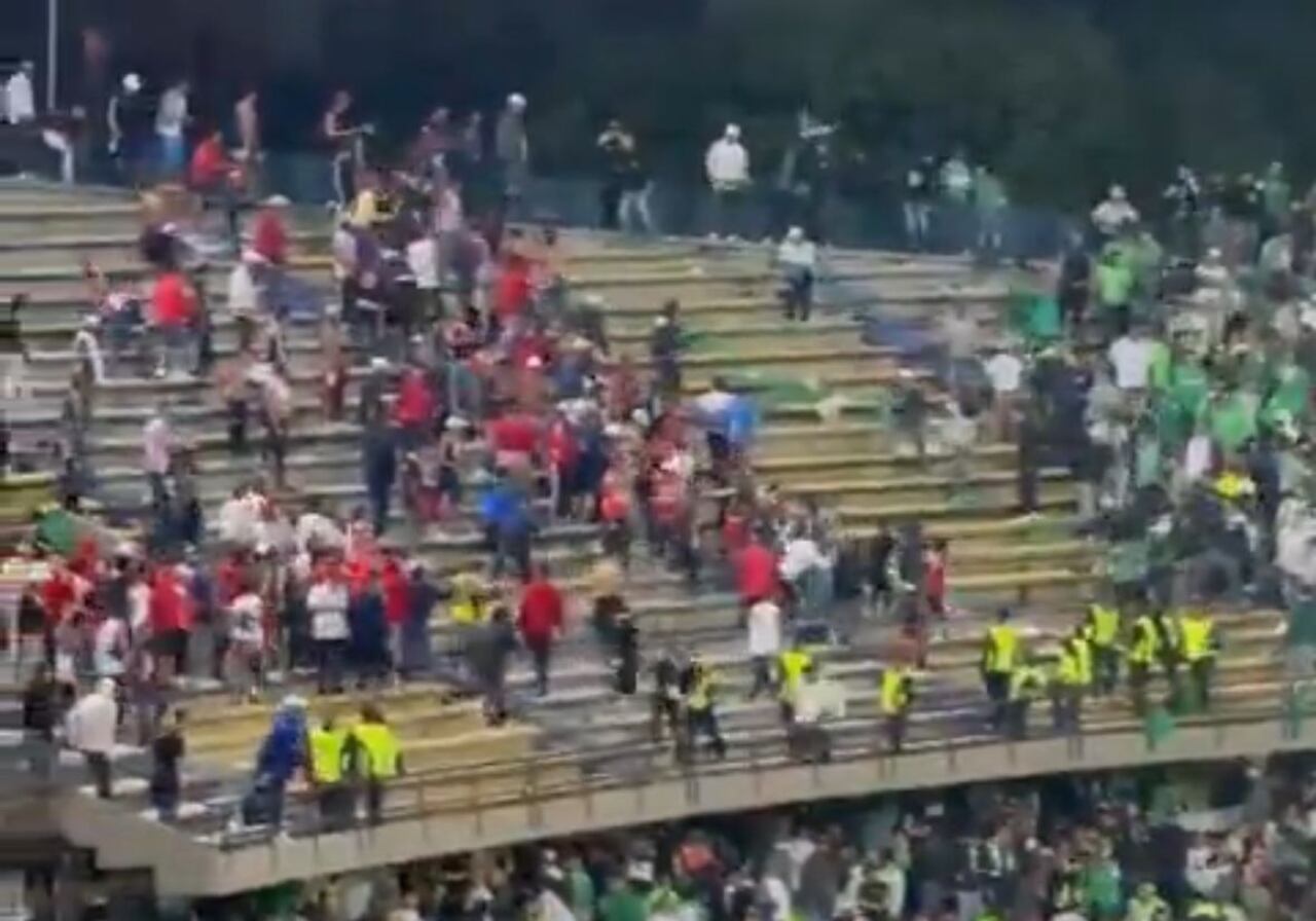 Enfrentamiento de barras en el Atanasio Girardot de Medellín.
