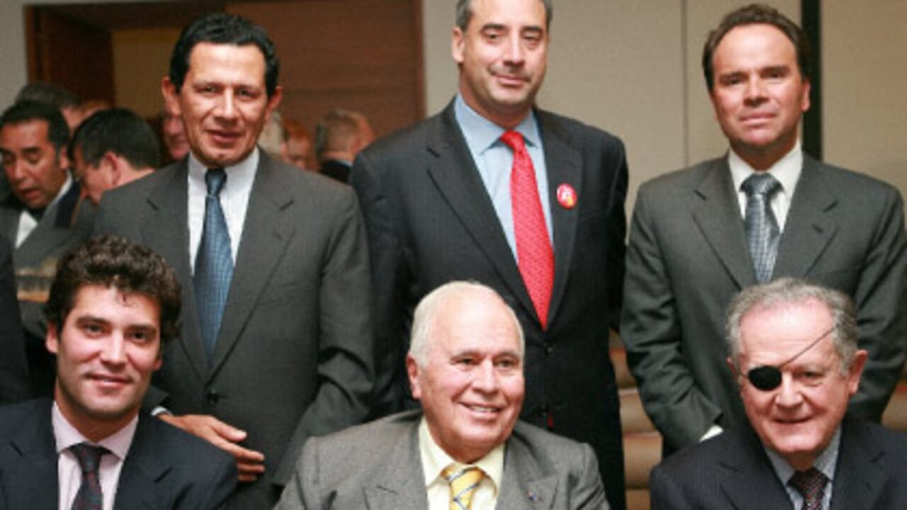 De pie, de izquierda a derecha: Eduardo Pacheco, del Grupo Colpatria; Carlos Enrique Cavelier, de Alquería; Jerónimo Castro, de Colfuturo. Sentados: Alejandro Santo Domingo, del Grupo Santo Domingo; Carlos Ardila Lülle, de la Organización Ardila Lülle, y Luis Carlos Sarmiento Angulo, del Grupo Aval.