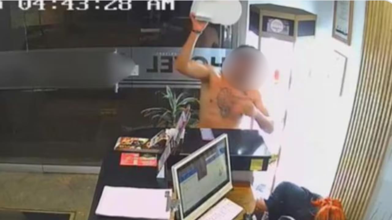Uno de los momentos en que la mujer fue agredida