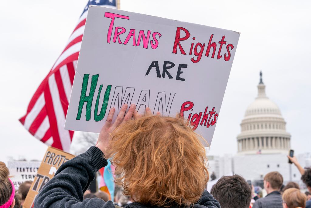 Un grupo de personas asiste a una concentración en el marco del Día de la Visibilidad Transgénero, el viernes 31 de marzo de 2023, junto al Capitolio en Washington. (AP foto/Jacquelyn Martin, archivo)