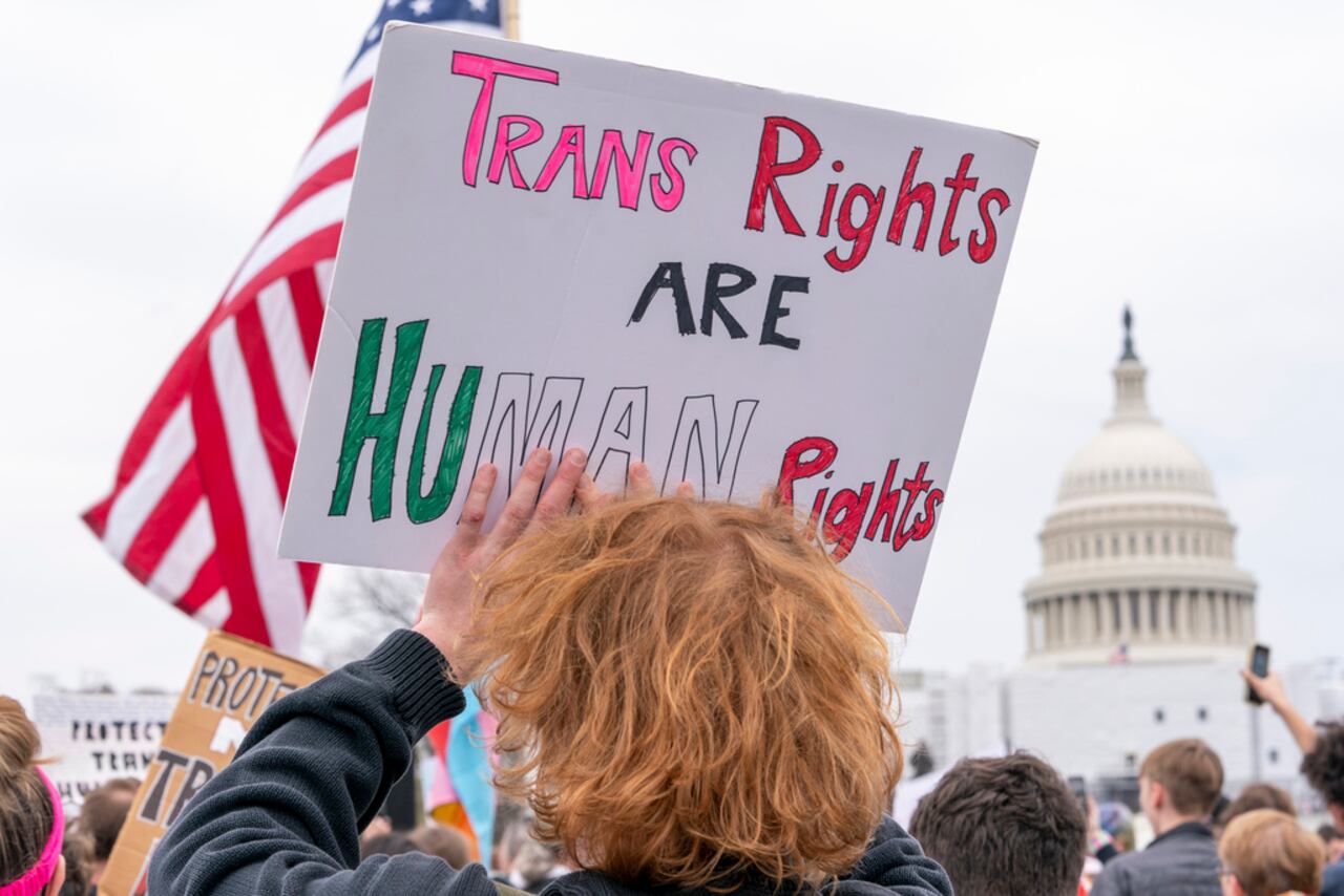 Un grupo de personas asiste a una concentración en el marco del Día de la Visibilidad Transgénero, el viernes 31 de marzo de 2023, junto al Capitolio en Washington. (AP foto/Jacquelyn Martin, archivo)
