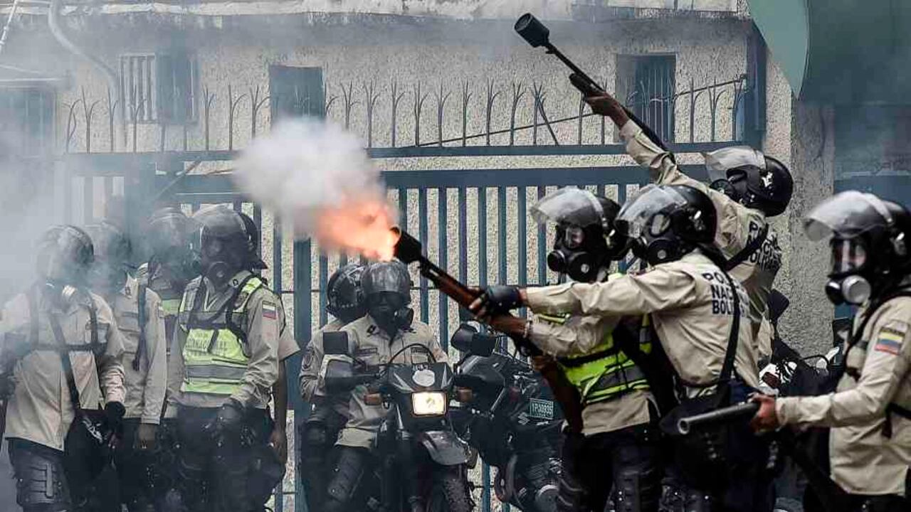 Militarizar al país es la única respuesta que ha activado el presidente Nicolás Maduro ante las constantes manifestaciones. Fotos: AFP