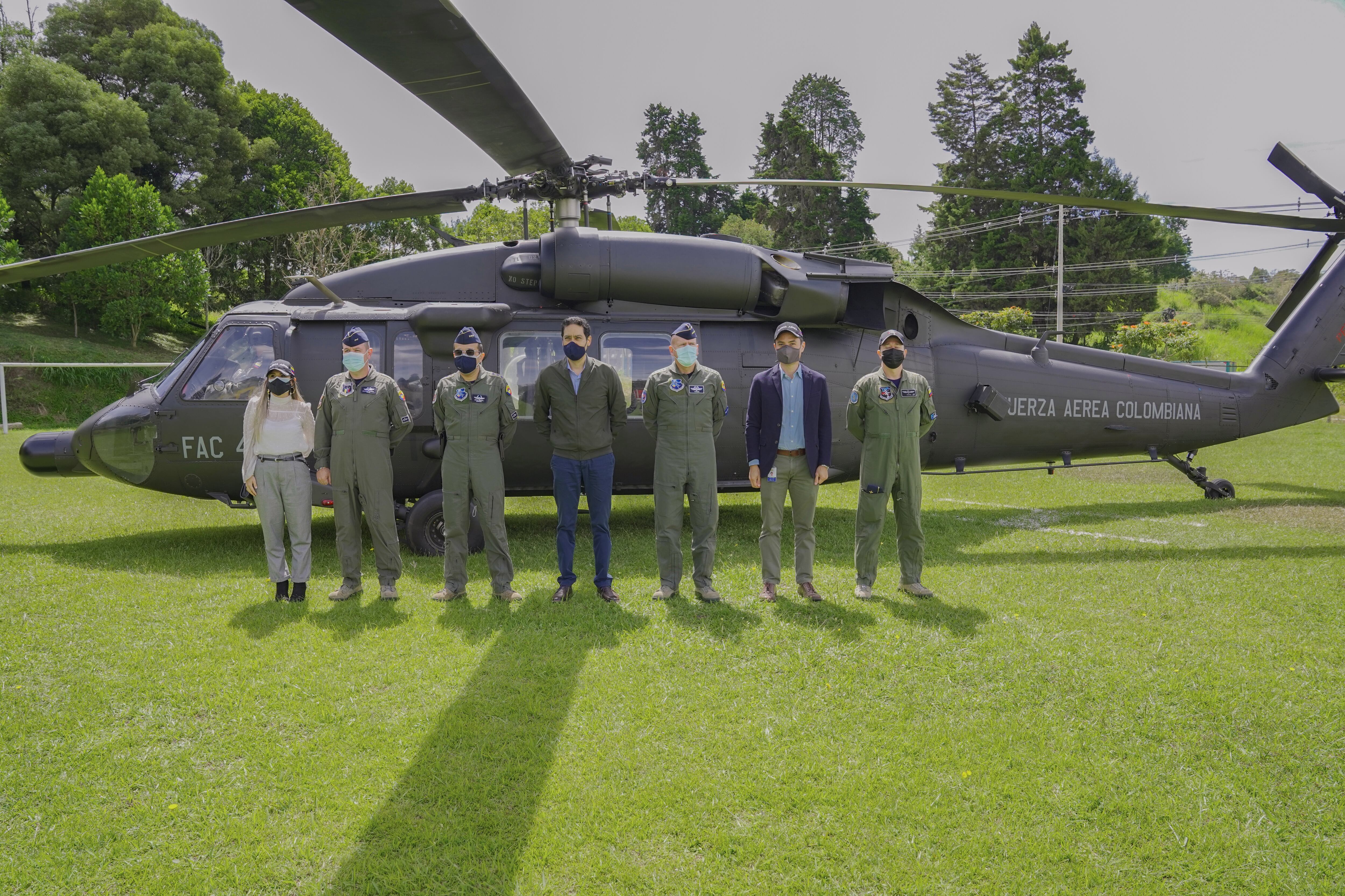 Helicóptero con producto de Pintuco