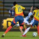 El mediocampista argentino, Franco Mastantuono, el central colombiano Yeimar Mosquera (15) y el lateral Juan Arizala (17), luchan por el balón durante el partido del Campeonato Sudamericano de fútbol Sub-20. /(Foto JUAN BARRETO / AFP)