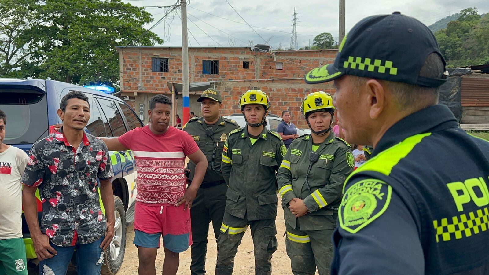 Los uniformados con ayuda de  la comunidad lograron sacar a los niños del agua.