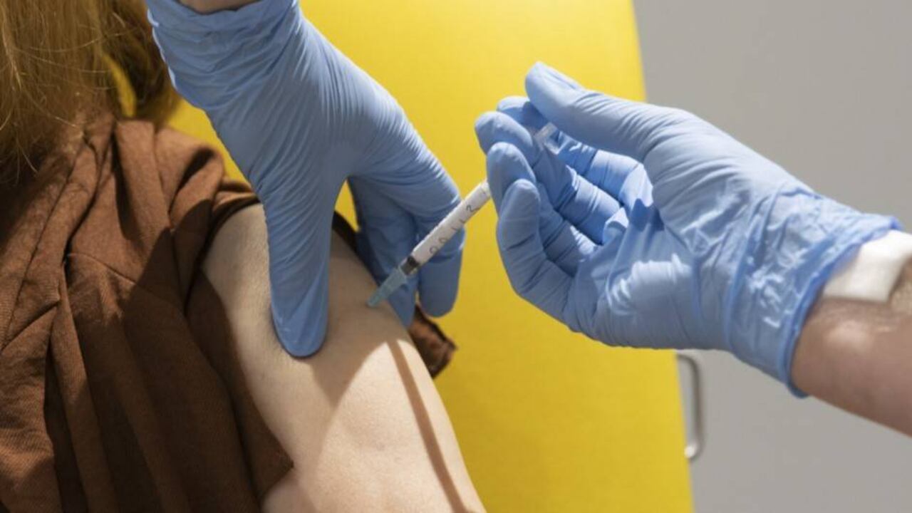 Reino Unido autoriza la vacuna de Moderna para el coronavirus