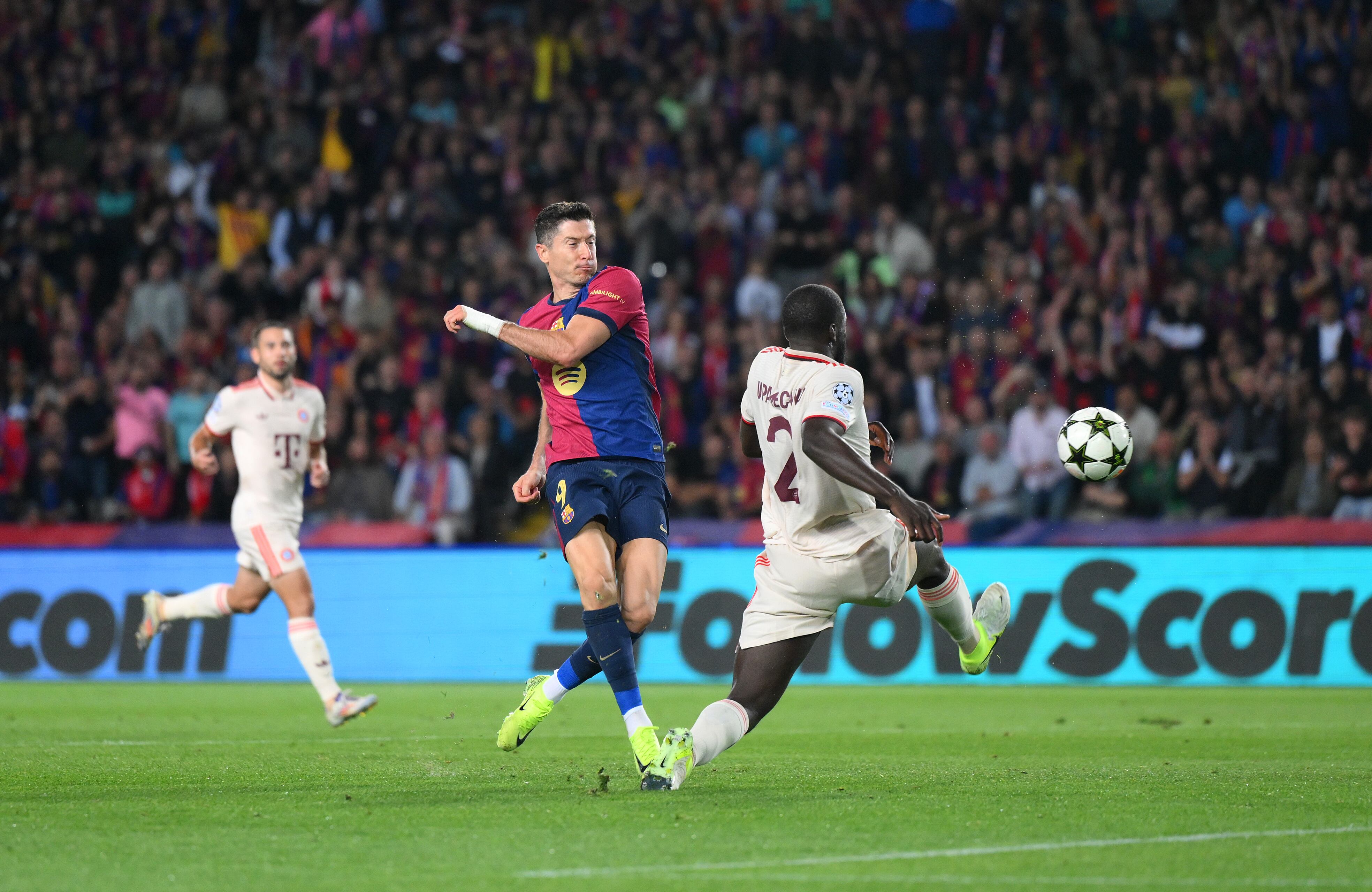 Robert Lewandowski del FC Barcelona marca el segundo gol de su equipo durante el partido de la UEFA Champions League 2024/25 Liga Fase MD3 entre el FC Barcelona y el FC Bayern Munchen en el Estadi Olimpic Lluis Companys el 23 de octubre de 2024 en Barcelona, España.