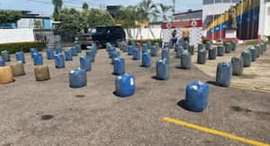 Fueron incautados más de 2.000 litros de gasolina.