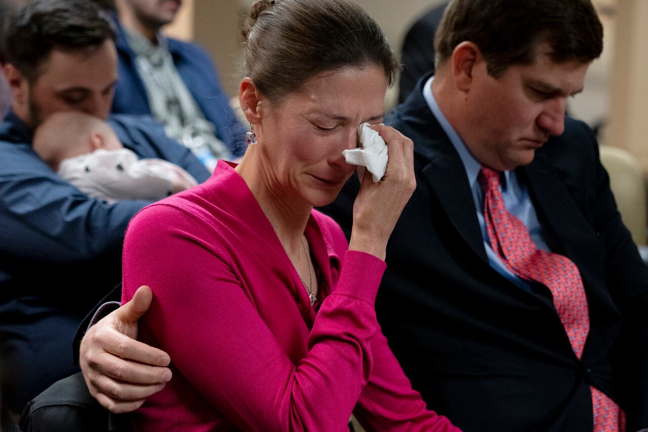 Rebecca Milner, demandante en el caso Nicole Blackmon contra el estado de Tennessee, se seca las lágrimas mientras escucha los argumentos presentados por su abogado en el tribunal el jueves 4 de abril de 2024 en Nashville, Tennessee.