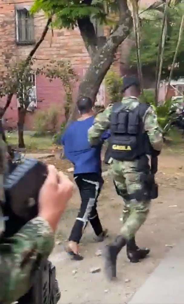 Entre insultos de sus vecinos fue sacado el sujeto del apartamento.