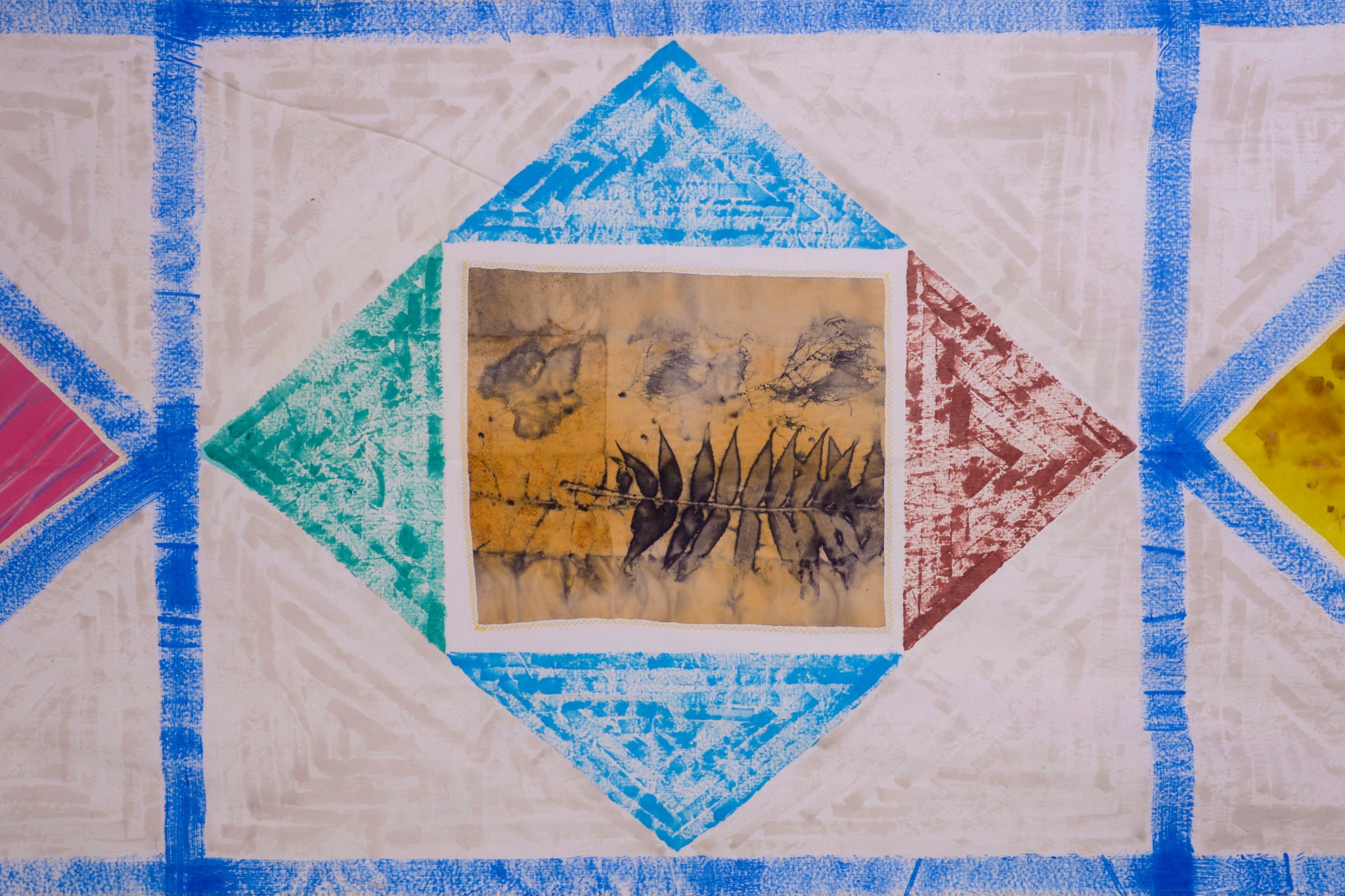 Las molas, textiles elaborados por mujeres del pueblo Guna, combinan técnica, color y simbolismo para narrar historias de espiritualidad, naturaleza y resistencia.