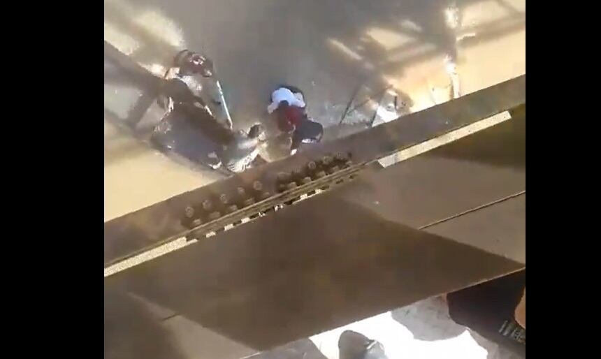 Un puente metálico colapsó y causó el siniestro de una volqueta que pasaba por el lugar.