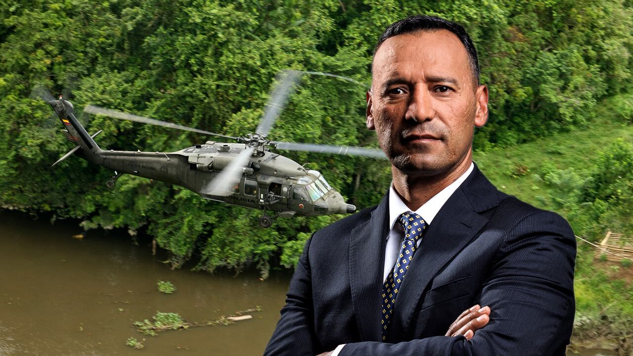 General (r) Pedro Sánchez, ministro de Defensa. Helicóptero Black Hawk.