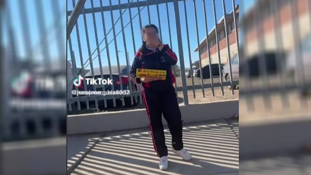 La niña instó a su papá para que no continuara exponiéndola.