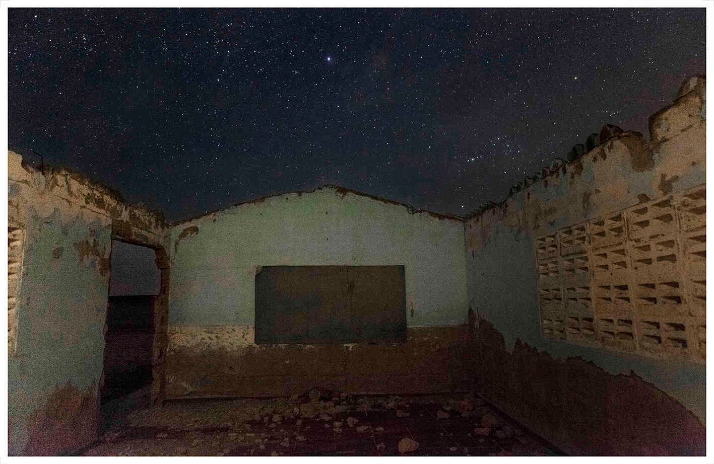 La maestra Isabel enseñaba a niños y niñas wayuu a escribir en su lengua materna, el wayuunaiki y también en español. Los paras del Bloque Norte de las AUC la buscaron una mañana de abril de 2004 para desaparecerla y matarla junto a otras líderes de la comunidad. Isabel logró huir con su madre de 101 años y con su familia de Portete en la Guajira.