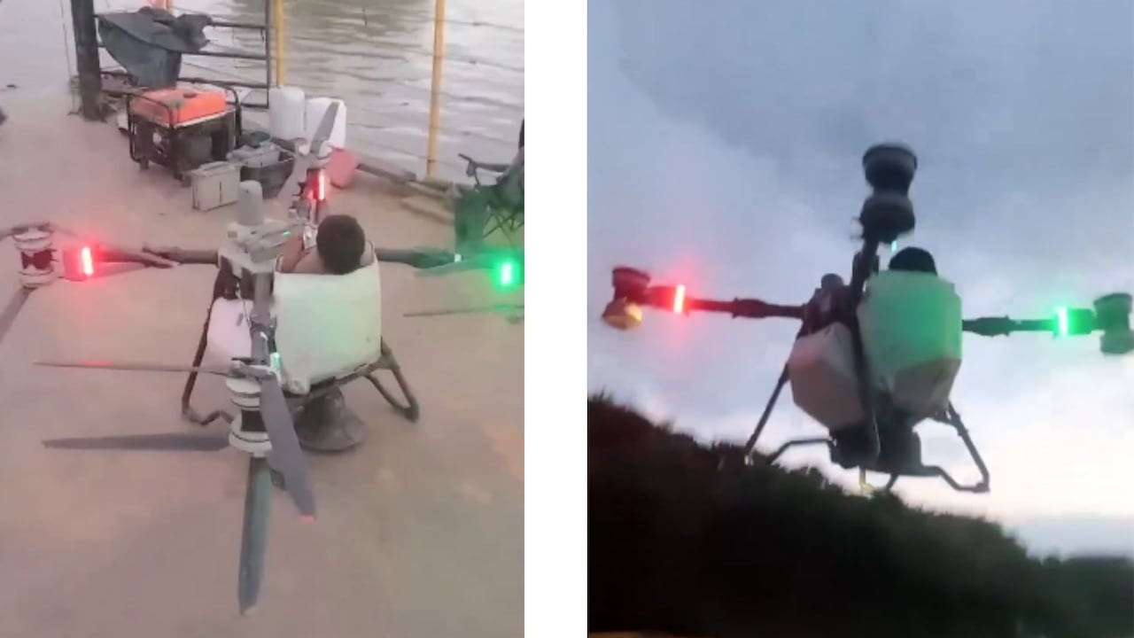 La escena, registrada en Puerto Gaitán, muestra al joven sobre un dron utilizado para labores de fumigación agrícola mientras el aparato se eleva.