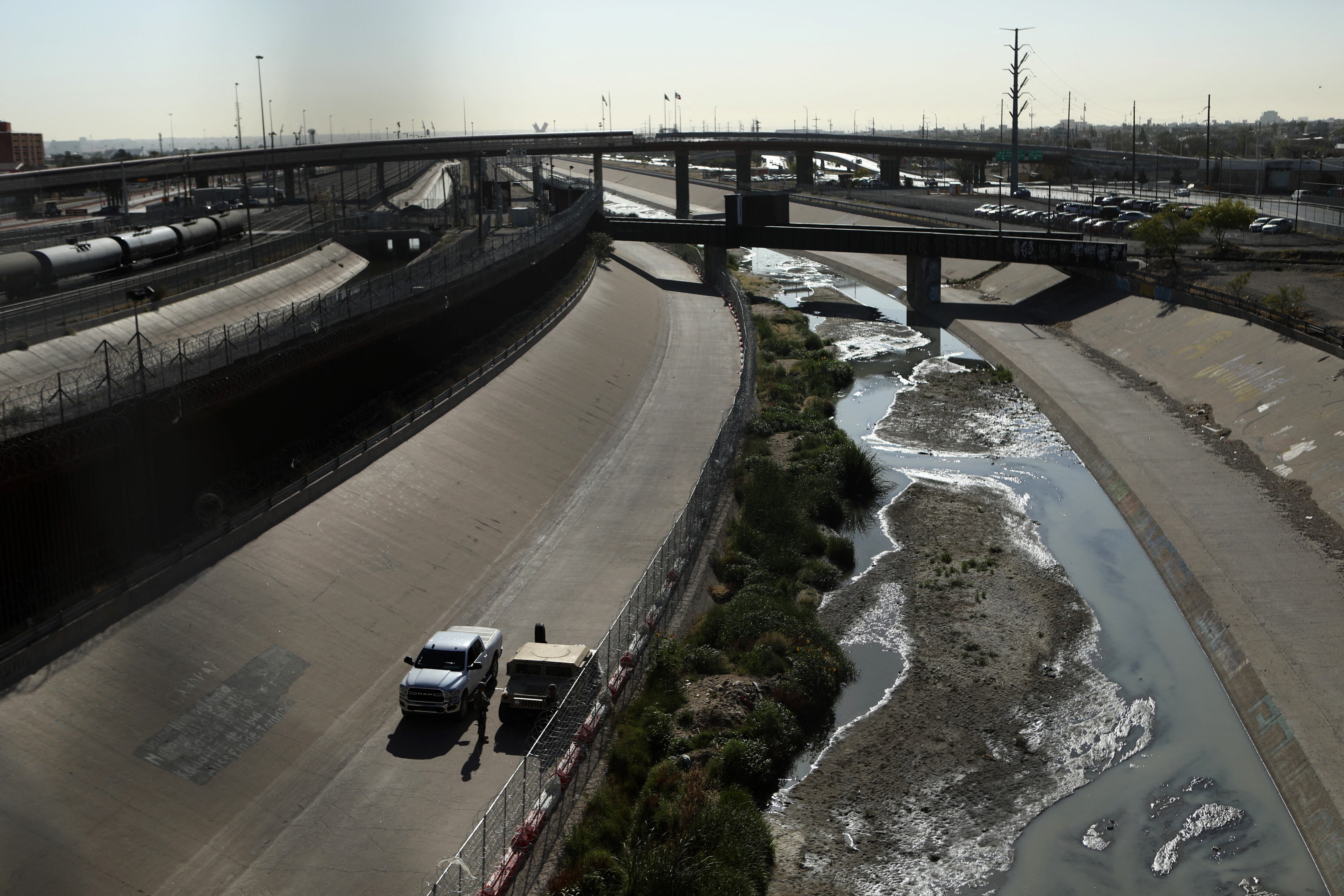 Miembros de la Guardia Nacional de EE. UU. patrullan las orillas del Río Bravo para evitar la entrada de personas migrantes, visto desde Ciudad Juárez, estado de Chihuahua, México (Foto por HERIKA MARTÍNEZ / AFP)