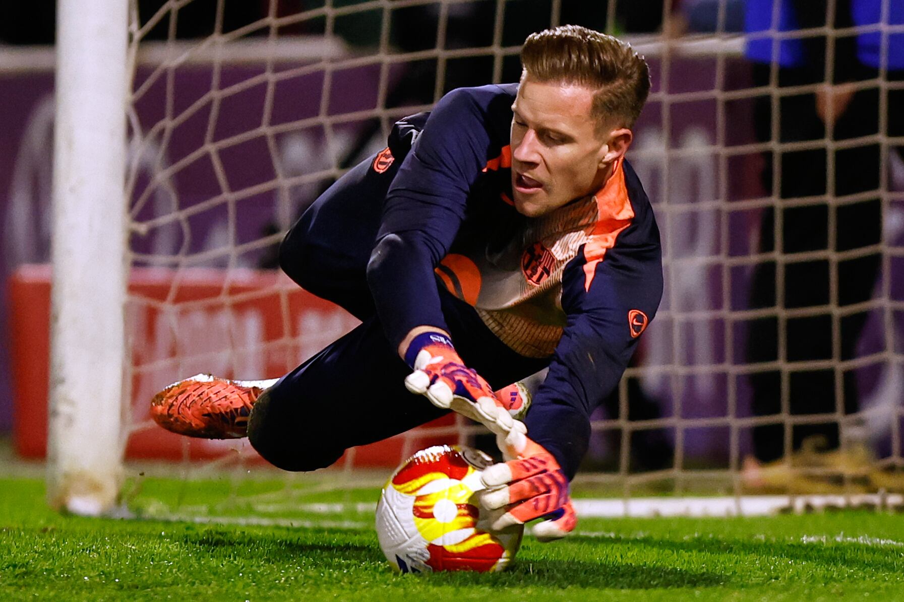 ARCHIVO - Foto del 16 de diciembre del 2025, el portero del Barcelona Marc-Andre ter Stegen calienta antes del encuentro de la Copa del Rey ante el Guadalajara de la tercera división. (AP Foto/Rudy Garcia, Archivo)