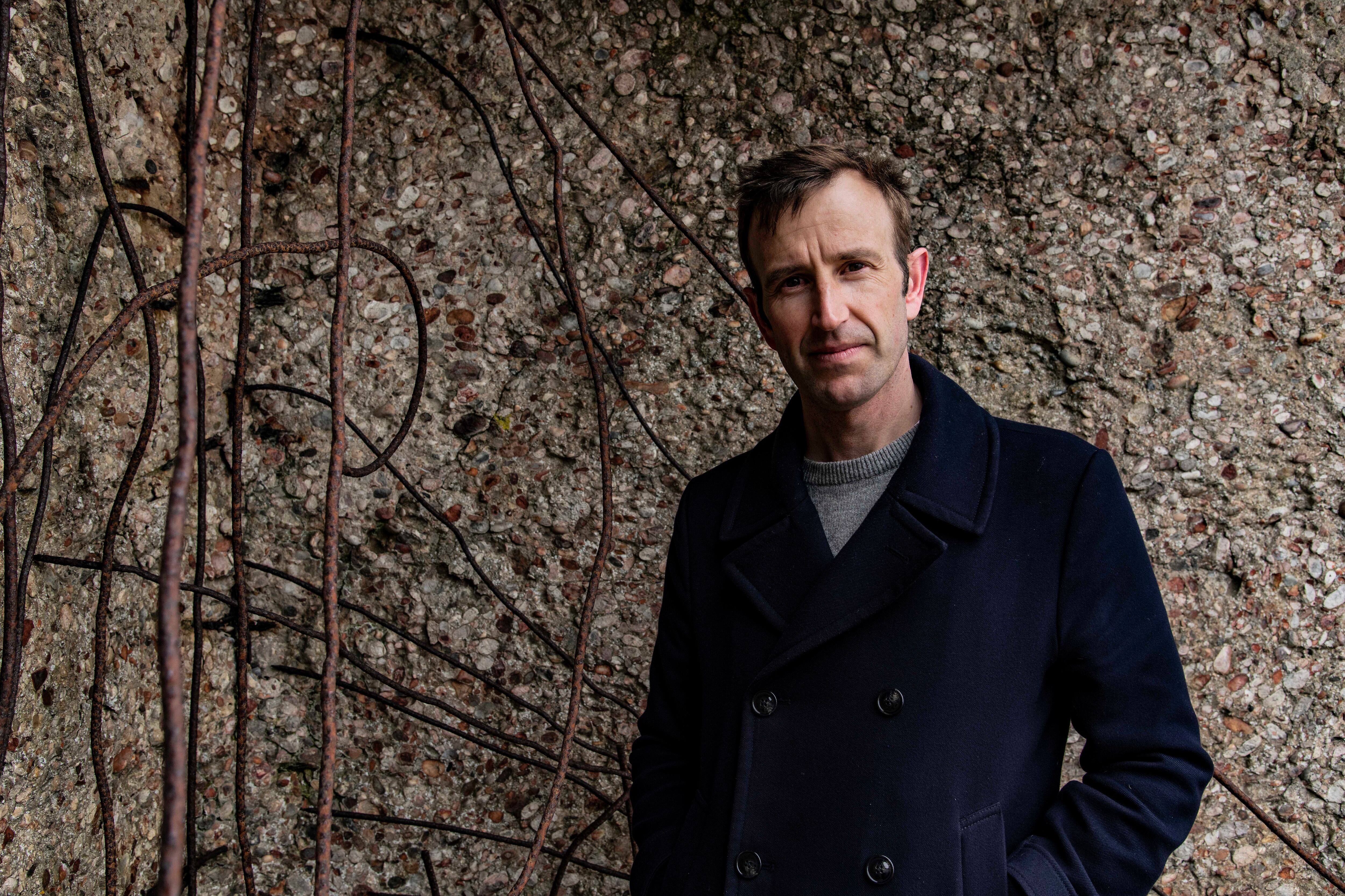 El escritor inglés Robert Macfarlane. Cortesía de Penguin Random House.