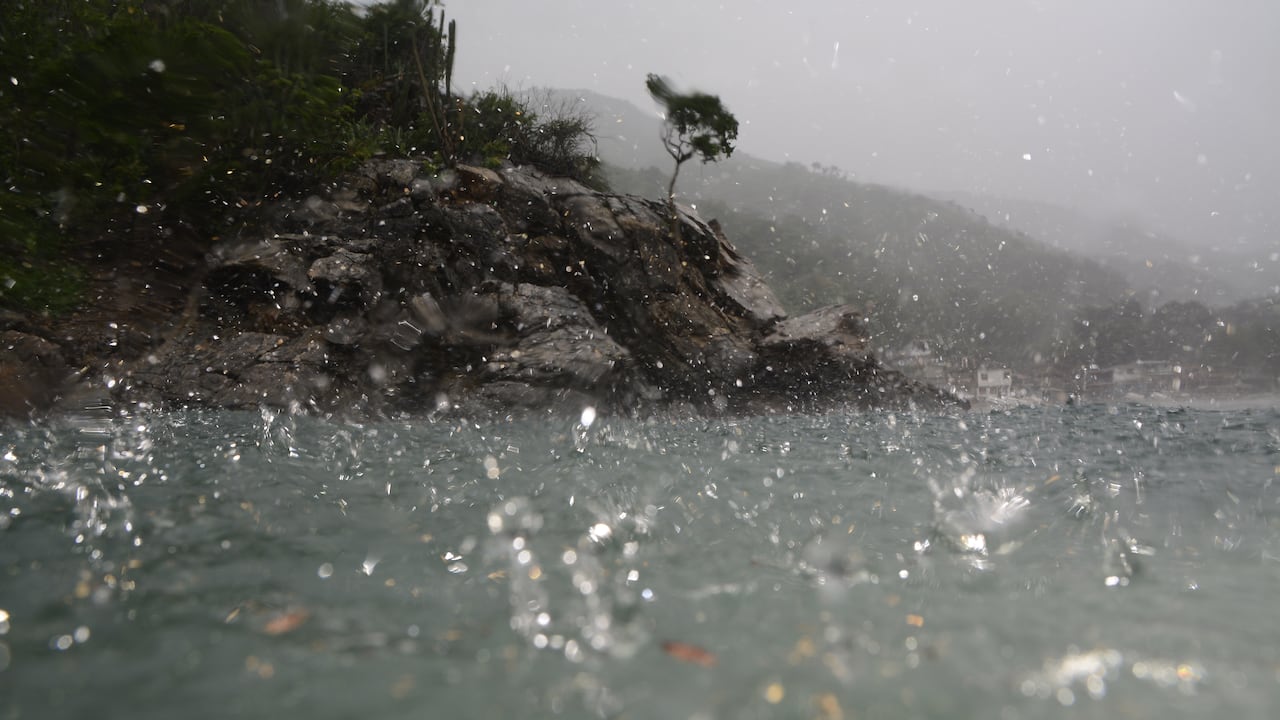 El posible ingreso de una onda tropical tendría en alerta a las autoridades.