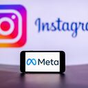 INDIA - 15/12/2023: En esta ilustración fotográfica, se ve el logotipo de Meta en la pantalla de un teléfono móvil con el logotipo de Instagram de fondo. (Ilustración fotográfica de Idrees Abbas/SOPA Images/LightRocket vía Getty Images)