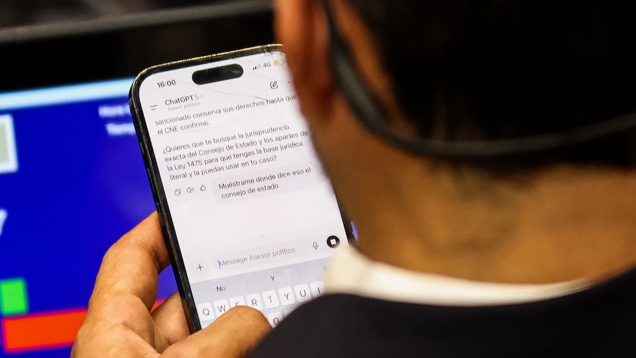 Senador del Pacto Histórico consultando a inteligencia artificial en medio de la elección del nuevo magistrado de la Corte Constitucional.