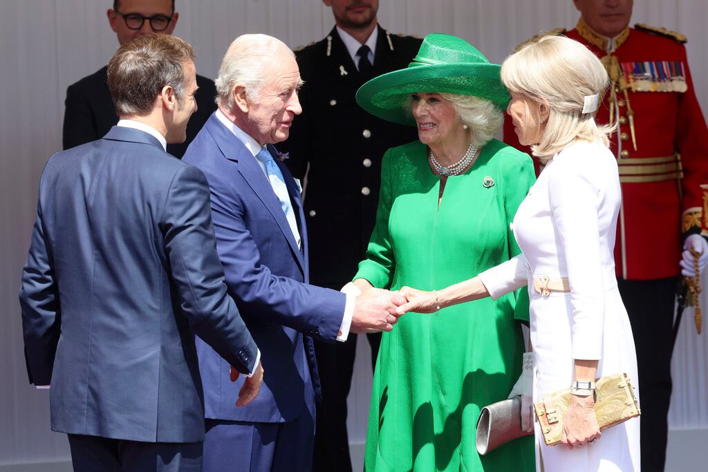El rey Carlos III de Gran Bretaña y la reina Camila reciben al presidente francés, Emmanuel Macron (izquierda), y a su esposa, Brigitte Macron (derecha), en Windsor, Inglaterra, el martes 8 de julio de 2025