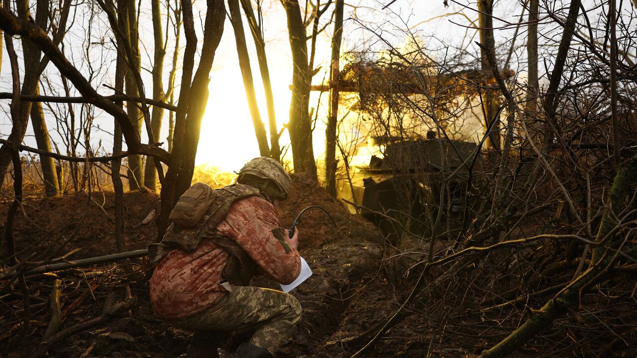 El Ejército ucraniano trata de defenderse de los fuertes bombardeos de las fuerzas rusas. Foto: AFP.