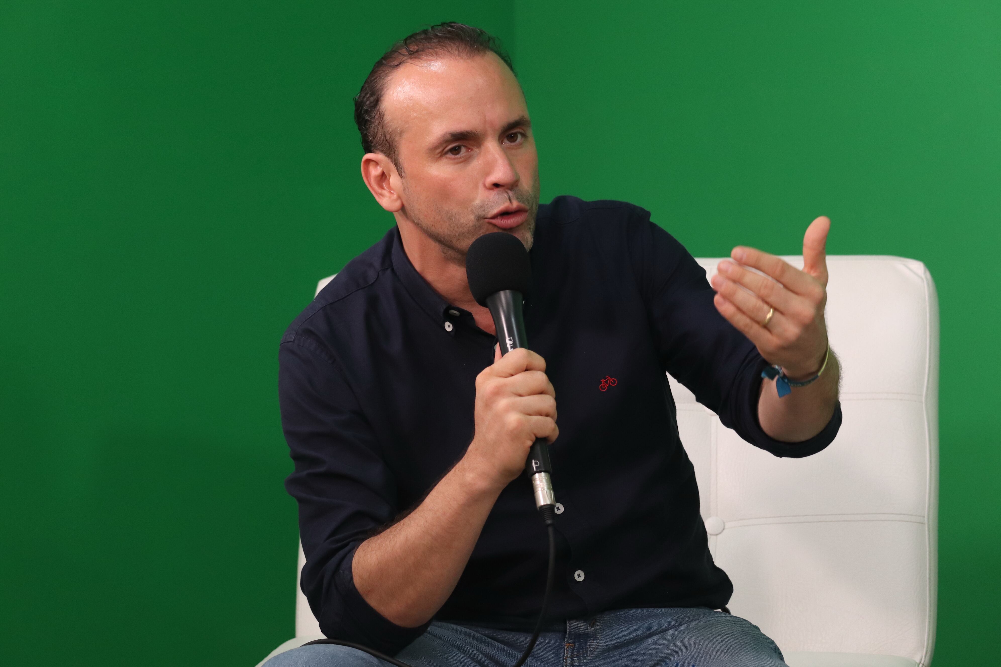 DIÁLOGO POR CALI CON ALEJANDRO EDER EN EL DIARIO EL PAÍS.