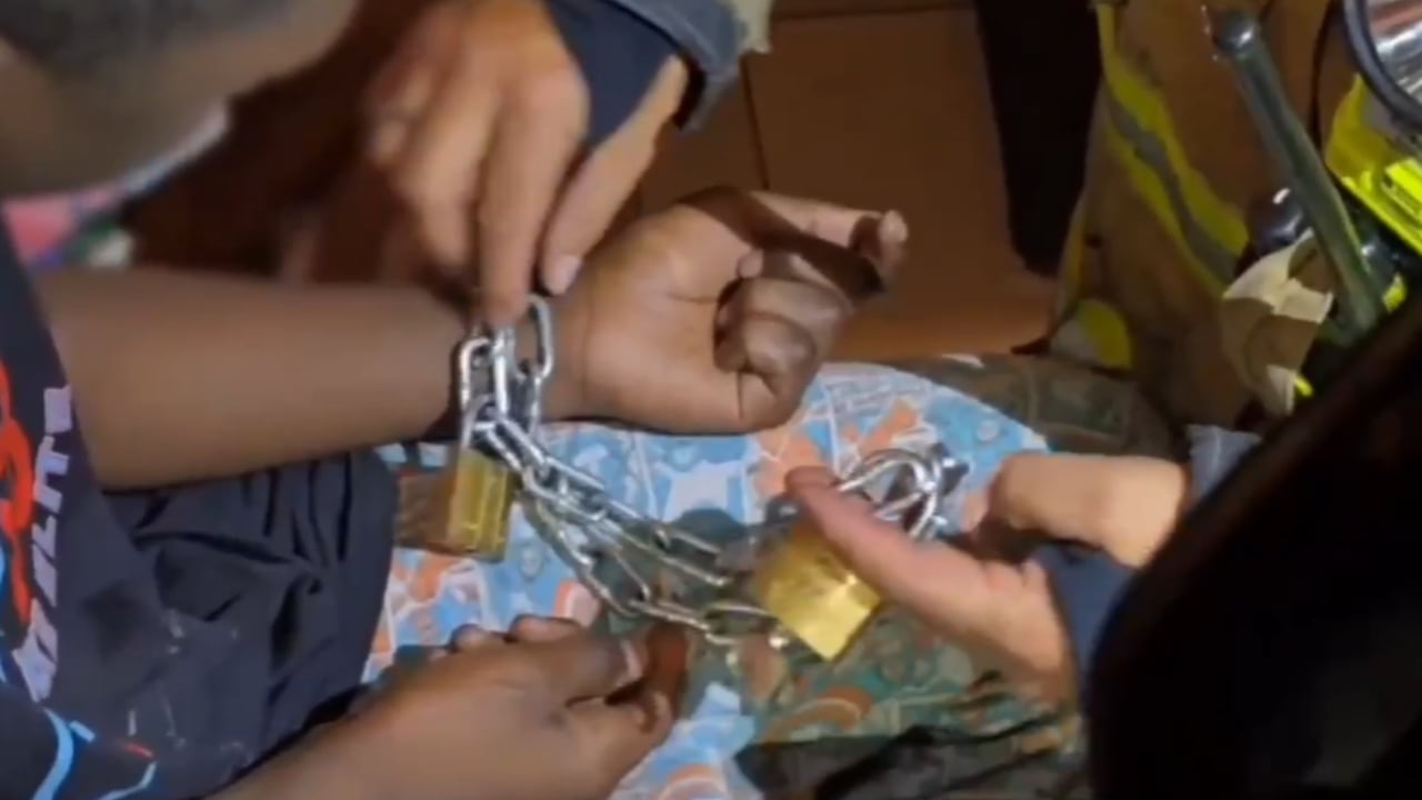 Los bomberos apoyaron en el rescate de los dos menores.