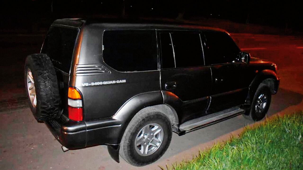 Carlos Mauricio Navarro, el hijo de la reina de las televentas Stella Durán, figura como propietario de la camioneta. Asegura que la dejó en un traspaso abierto.