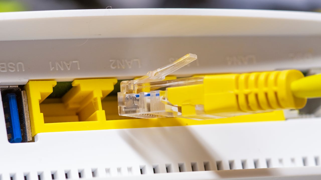 El puerto USB del router permite conectar un disco o memoria y convertirlo en almacenamiento compartido en casa.