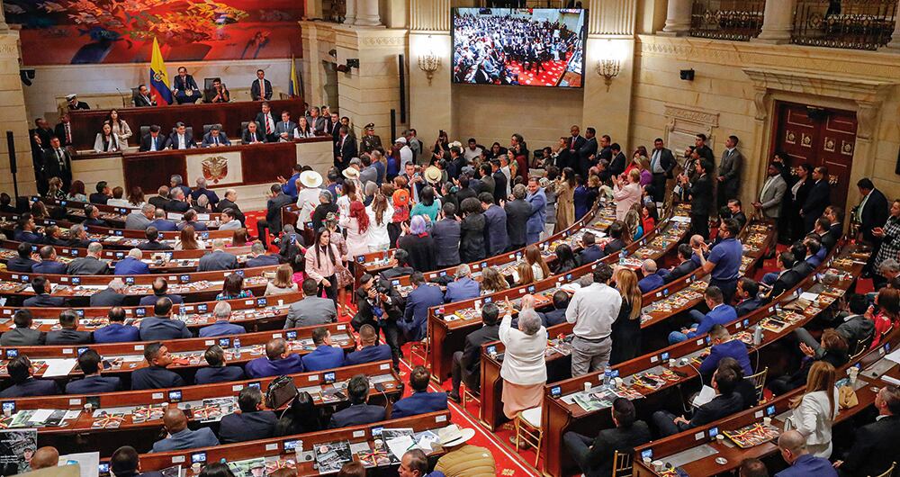    El expresidente Gaviria dijo que el presidente Petro no controla el Senado, pero en la Cámara consigue votos para sus proyectos con “truquitos” y dando pequeños contratos. Asimismo, afirmó que para la próxima campaña presidencial el país requiere una figura nueva, gente fresca. “No quiere a los mismos de siempre”, insistió. 