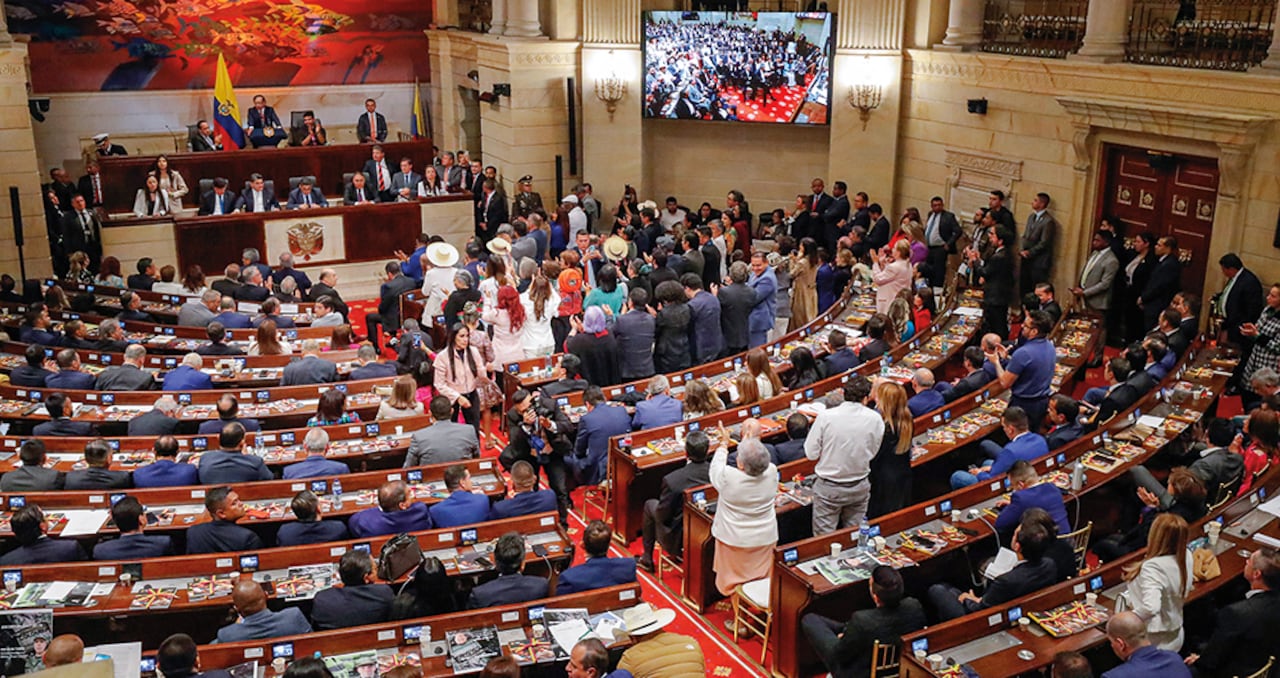 El expresidente Gaviria dijo que el presidente Petro no controla el Senado, pero en la Cámara consigue votos para sus proyectos con “truquitos” y dando pequeños contratos. Asimismo, afirmó que para la próxima campaña presidencial el país requiere una figura nueva, gente fresca. “No quiere a los mismos de siempre”, insistió.