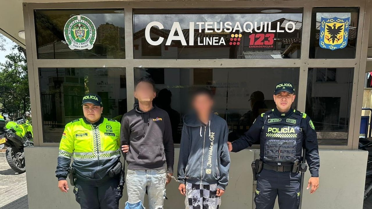 La Policía Metropolitana de Bogotá capturó dos hombres que estaban robando celulares en Transmilenio.