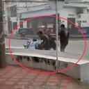 Momento en el que es rescatado el hombre del arroyo que atraviesa por el norte de Barranquilla.