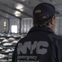 Las autoridades de la ciudad de Nueva York trabajan para atender a la gran cantidad de migrantes que están llegando