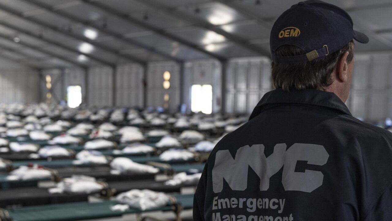 Las autoridades de la ciudad de Nueva York trabajan para atender a la gran cantidad de migrantes que están llegando