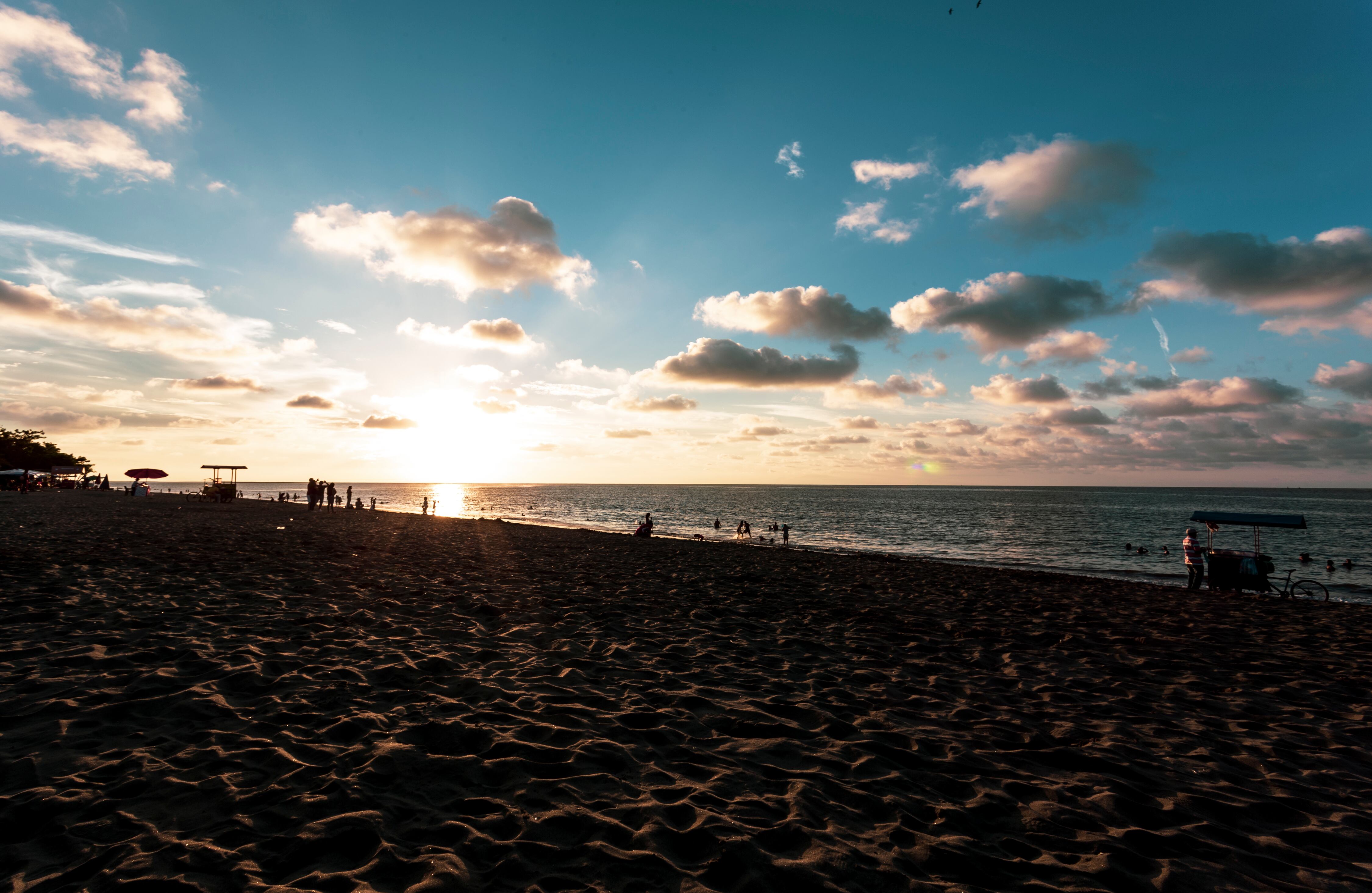 A unos 45 minutos en lancha mar adentro se puede hacer avistamiento de ballenas, y visitar islas cercanas para el avistamiento de aves.  Amanda Sánchez Tenorio, guía turística del municipio, asegura que en este lugar no solo se disfruta de la naturaleza, también de la gastronomía. “Platos como el sancocho, el pusandao, el encocado de cangrejo y frutas como el zapote, la guaba, la guayaba, el mango y el coco se consumen frescas en estas playas”.