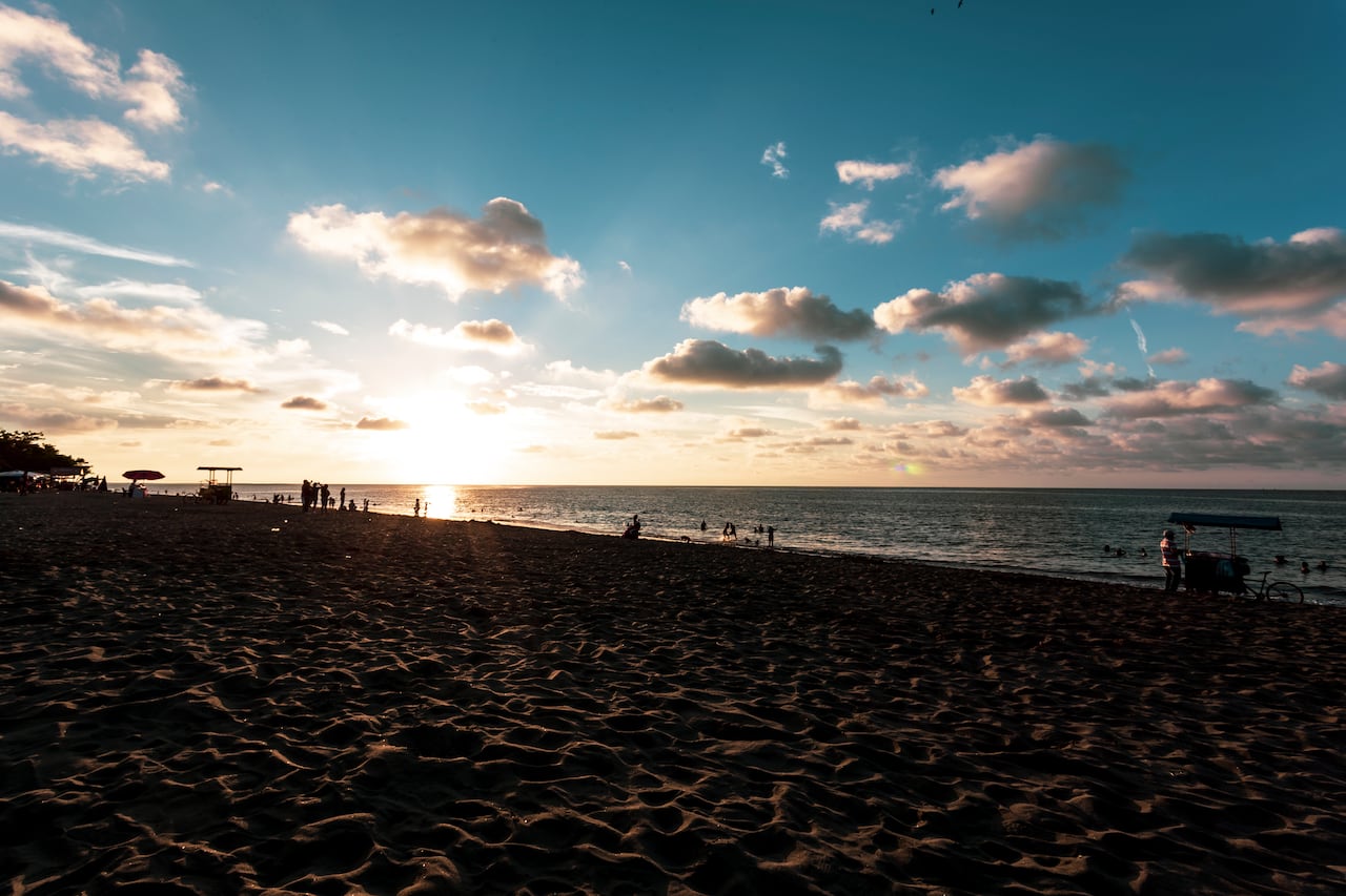 A unos 45 minutos en lancha mar adentro se puede hacer avistamiento de ballenas, y visitar islas cercanas para el avistamiento de aves. Amanda Sánchez Tenorio, guía turística del municipio, asegura que en este lugar no solo se disfruta de la naturaleza, también de la gastronomía. “Platos como el sancocho, el pusandao, el encocado de cangrejo y frutas como el zapote, la guaba, la guayaba, el mango y el coco se consumen frescas en estas playas”.