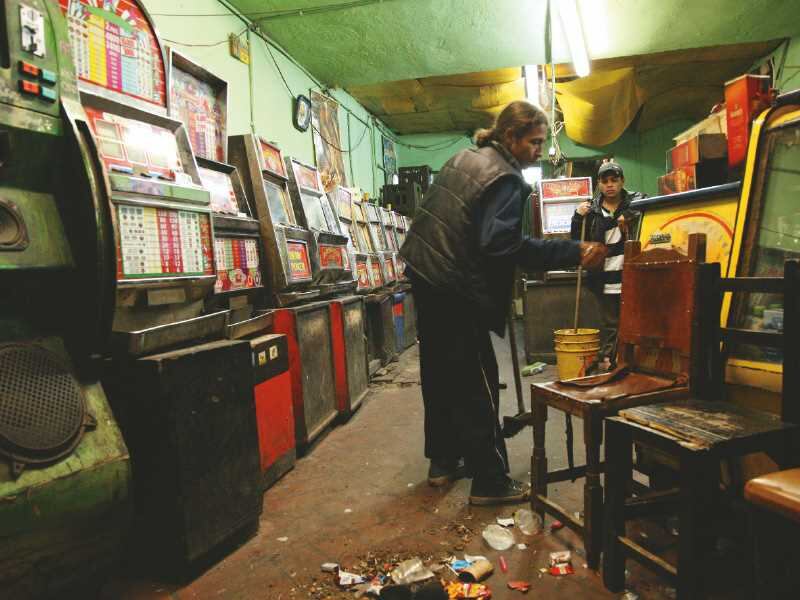 Allí uno de los negocios más lucrativos para las bandas eran las máquinas tragamonedas que dejarban ganancias de hasta 300 millones diarios. Durante la operación las autoridades incautaron 900 de estos aparatos.