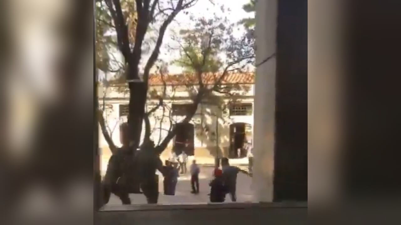 El alcalde se desplazó hasta la clínica para ponerse al frente de la situación.