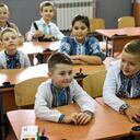 Alumnos de tercer grado asisten a la primera lección del nuevo año escolar en la ciudad de Lviv, en el oeste de Ucrania, el 1 de septiembre de 2022. - Las autoridades ucranianas dijeron que 2.199 instituciones educativas habían resultado dañadas como resultado de bombardeos y bombardeos, 225 de ellas completamente dañadas. destruido. La mitad de las 23.000 escuelas encuestadas por el Ministerio de Educación, alrededor del 51 por ciento, están equipadas con las instalaciones de búnker necesarias para comenzar las clases fuera de línea. (Foto de YURIY DYACHYSHYN / AFP)