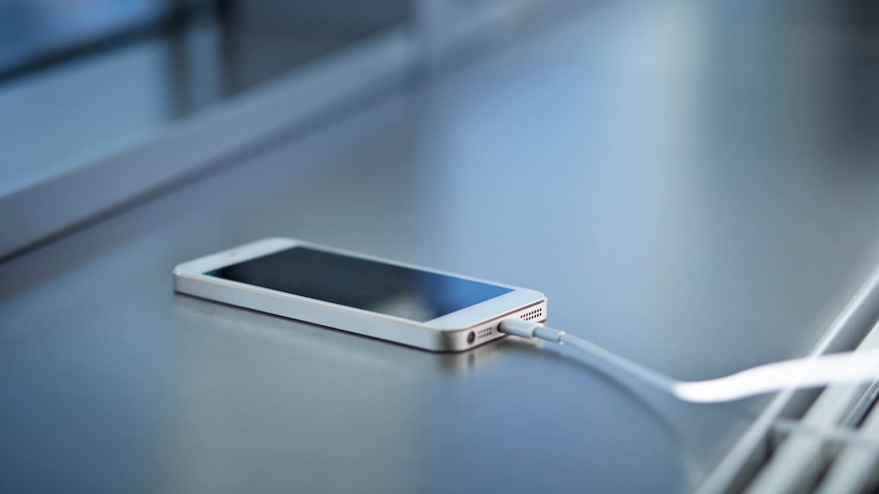 Apple MFi es un programa que permite a los fabricantes desarrollar accesorios no oficiales para los productos de la compañía, pero para que funcionen se proporcionan todas las especificaciones técnicas oficiales para que se ejecuten.