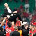 El entrenador de Marruecos, Walid Regragui, es lanzado al aire por los jugadores después del partido de fútbol de los cuartos de final de la Copa del Mundo entre Marruecos y Portugal, en el estadio Al Thumama en Doha, Qatar, el sábado 10 de diciembre de 2022. (AP Foto/Martin Meissner)
