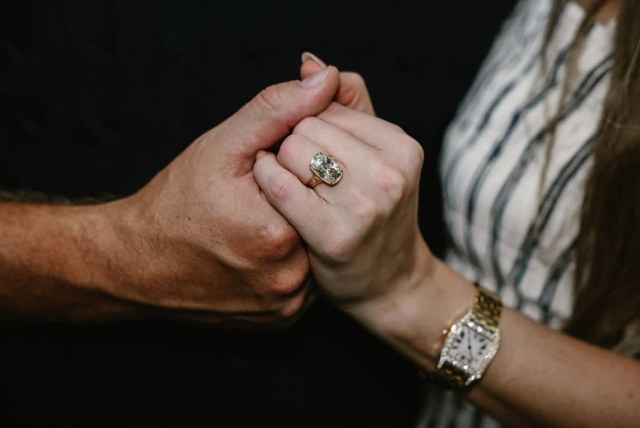 La pareja mostró el gran anillo que augura su compromiso.