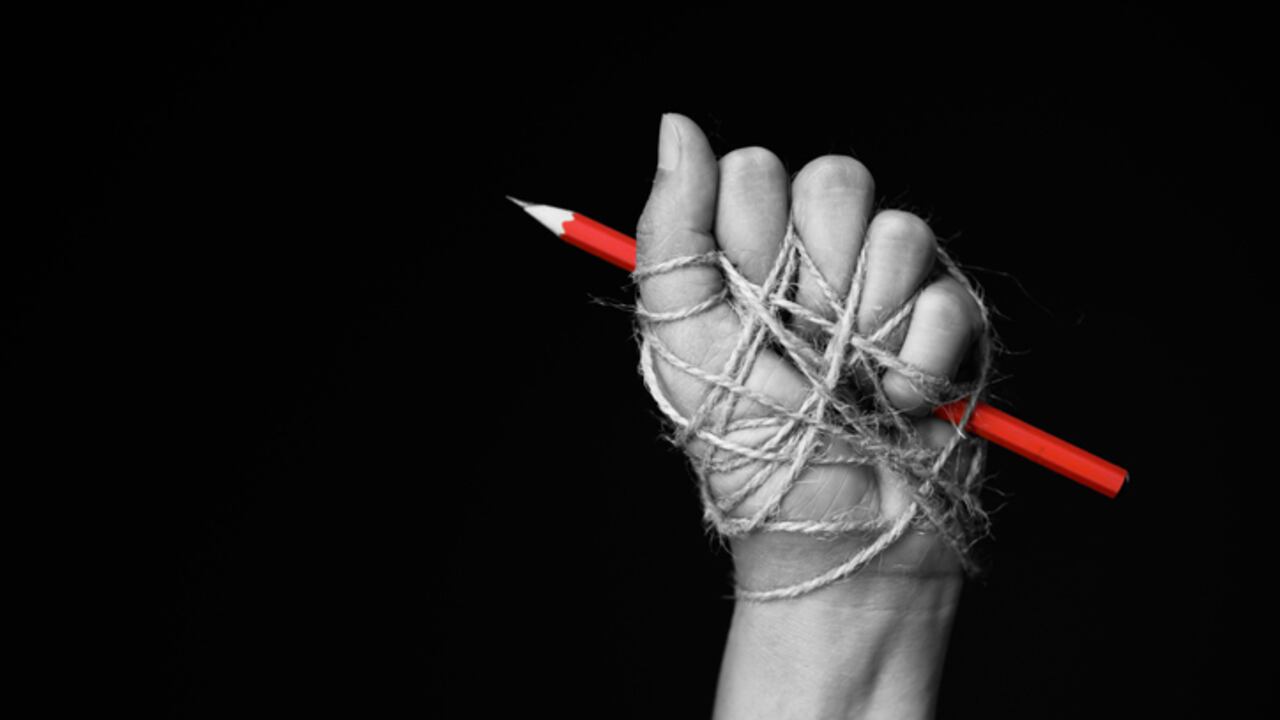 Un recordatorio de que en docenas de países de todo el mundo las publicaciones son censuradas, multadas, suspendidas y clausuradas,