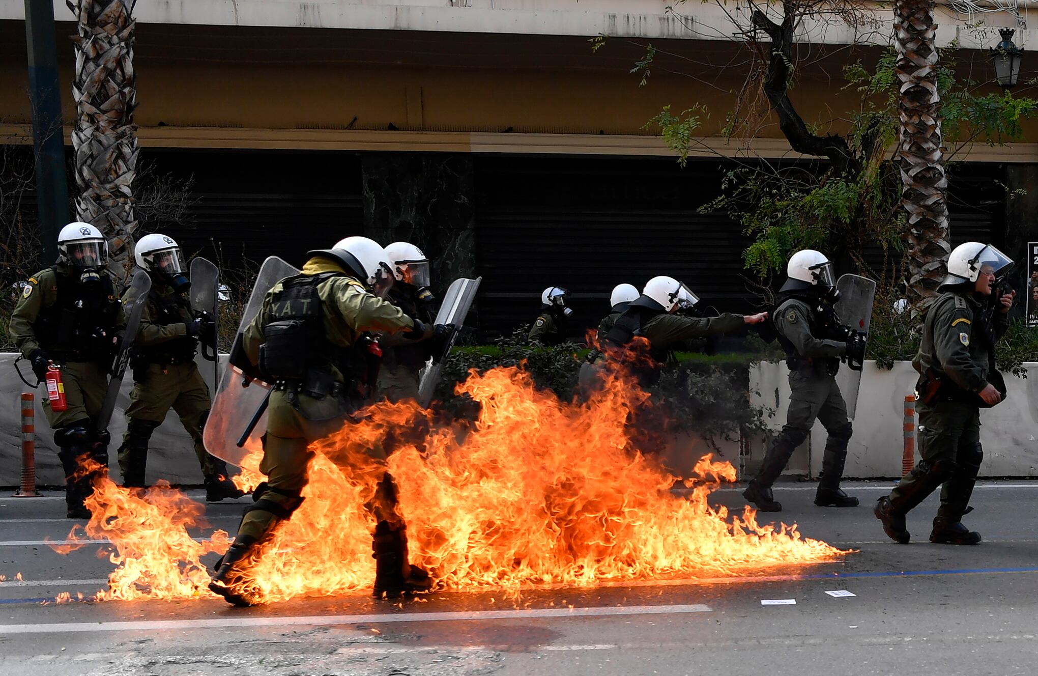 En imágenes : protestan por mortal accidente de tren en Grecia.